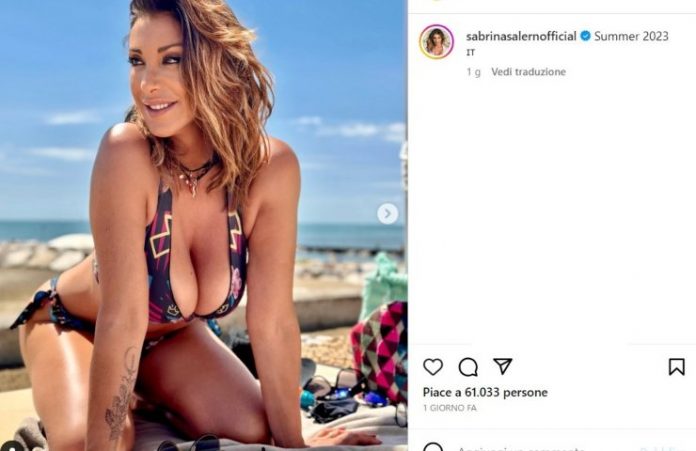 Sabrina Salerno In Costume Infiamma Il Web I Follower Notano Il Dettaglio Intimo Super Bollente 2050