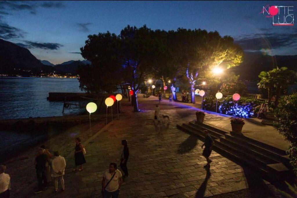 notte delle luci natalizie sul Lago Maggiore