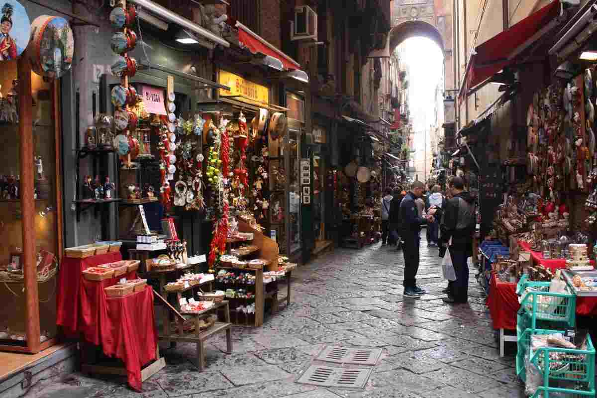 Napoli, la magia del Natale e del presepe in San Gregorio Armeno